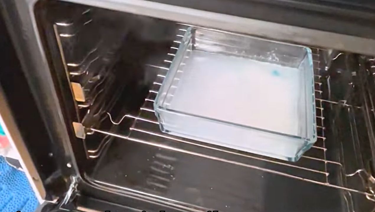 Wstaw i włącz piekarnik. Najbardziej zaschnięty brud odpadnie sam