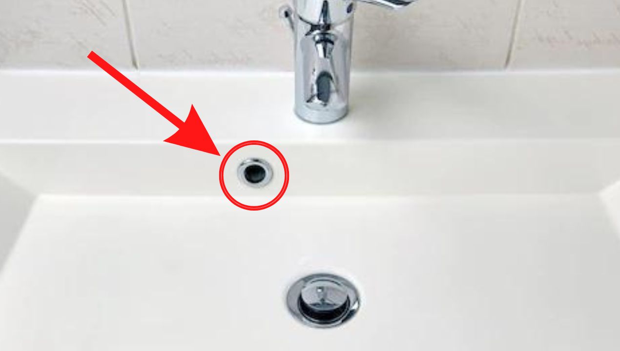 Przelew w umywalce brzydko pachnie? Usuniesz pleśń i smród domowym sposobem