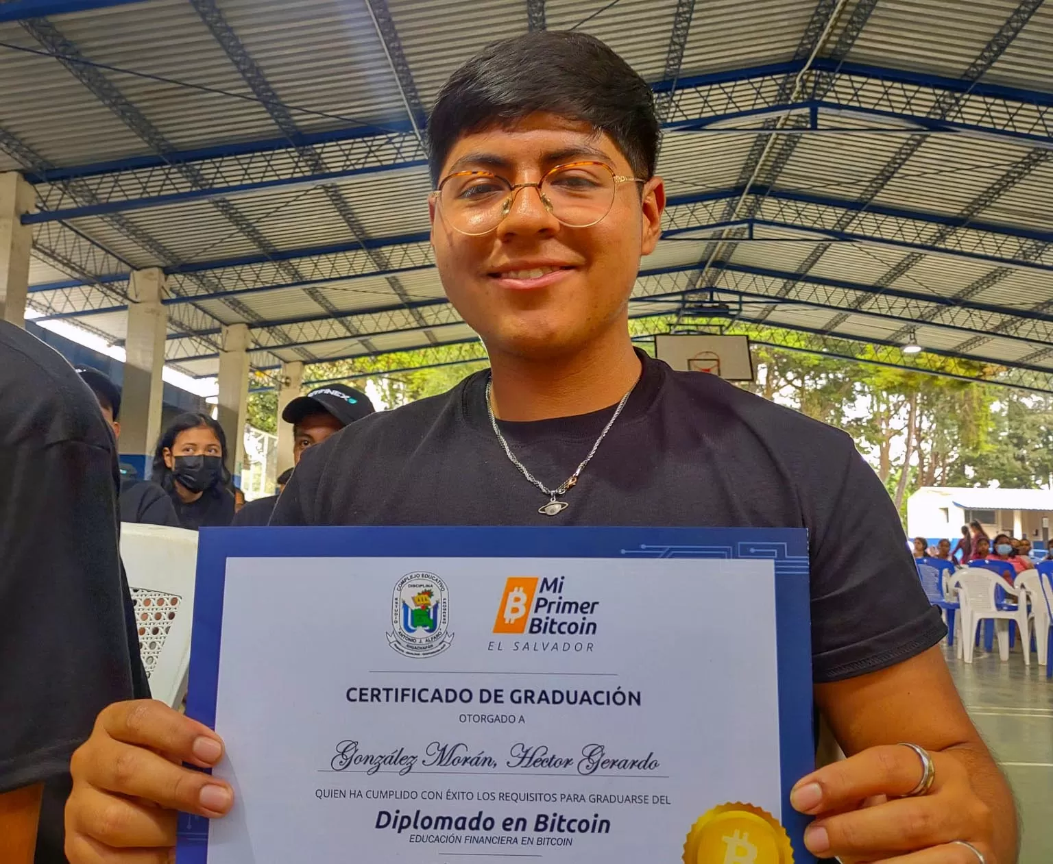 Nastolatek z Salwadoru uczy, jak posługiwać się BTC