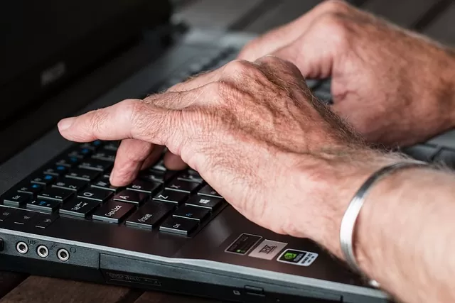 Senior z Podlasia stracił 200 tys. zł. Kolejne oszustwo „na kryptowaluty”. Jaki był schemat działania?