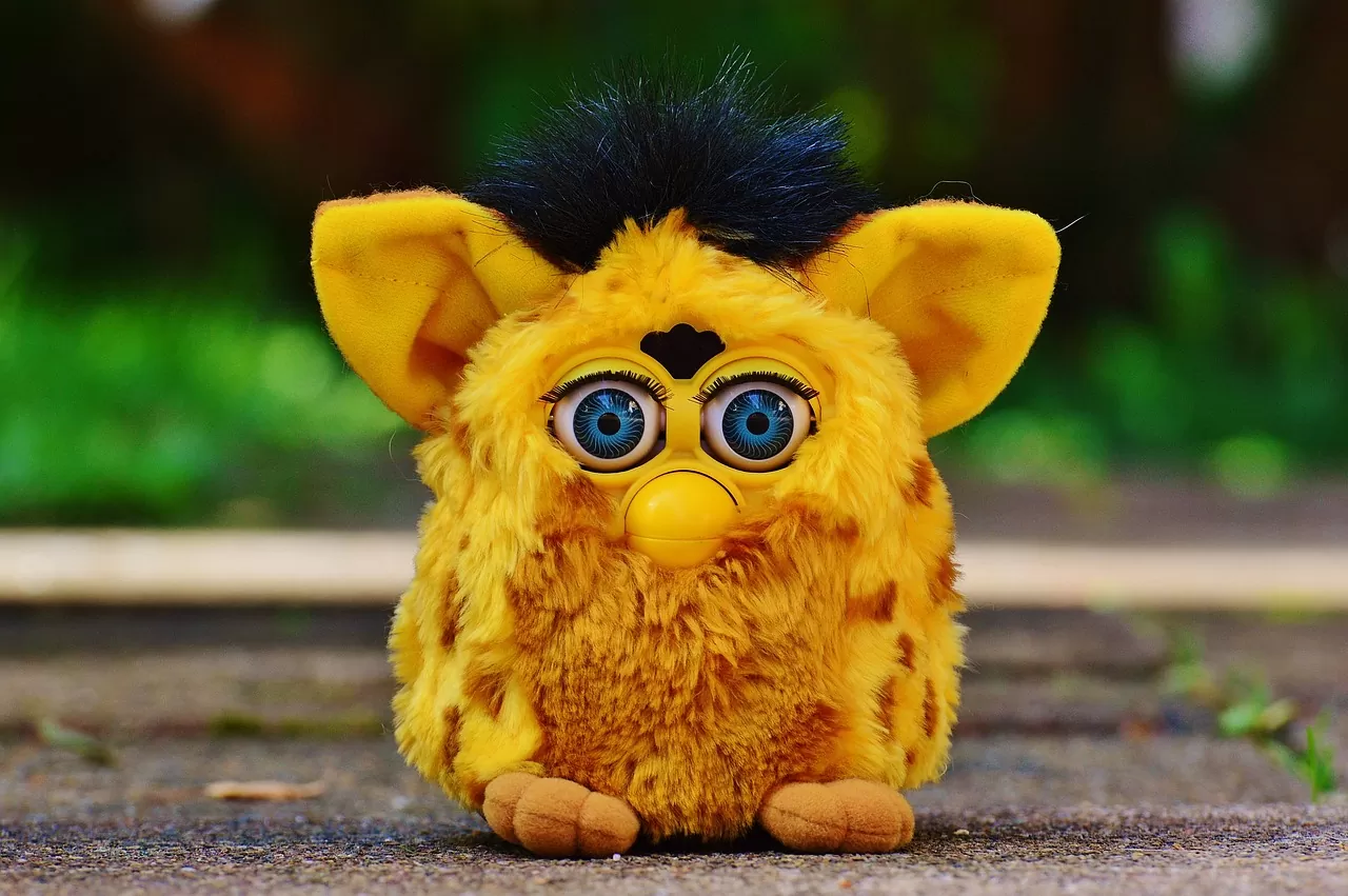 Pamiętasz kultową zabawkę z lat 90-tych? Hasbro wskrzesza Furby’ego