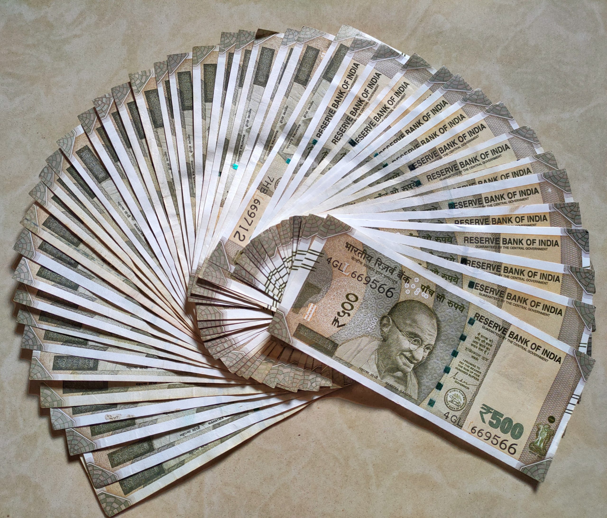 Indie wycofują banknoty 2000-rupiowe