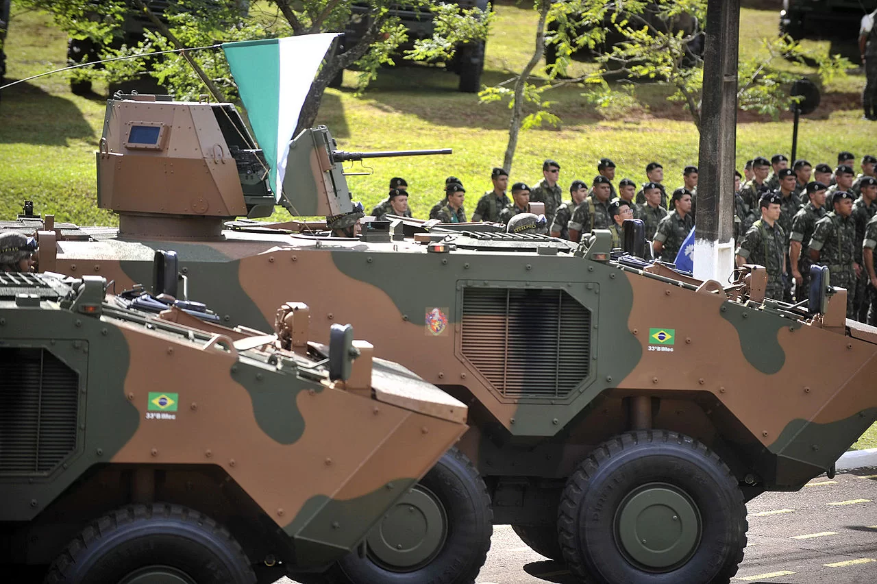 Argentyna – czarną dziurą dla pieniędzy? Umowa na transportery zawieszona, bo Brazylia boi się udzielić kredytu