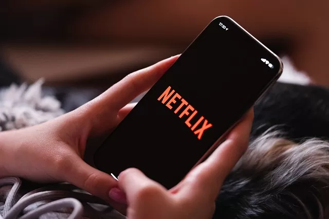 Netflix notuje wzrost cen akcji i podnosi ceny abonamentu