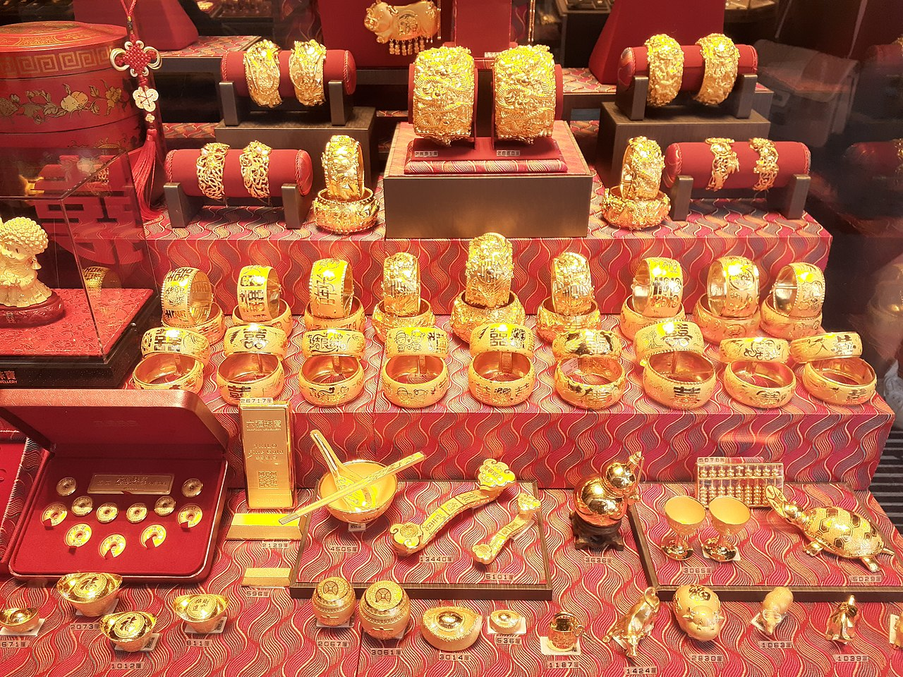 Run na złoto na największym światowym rynku kruszcu – mimo rekordowych cen. Kryzys i paniczna ucieczka przed nim