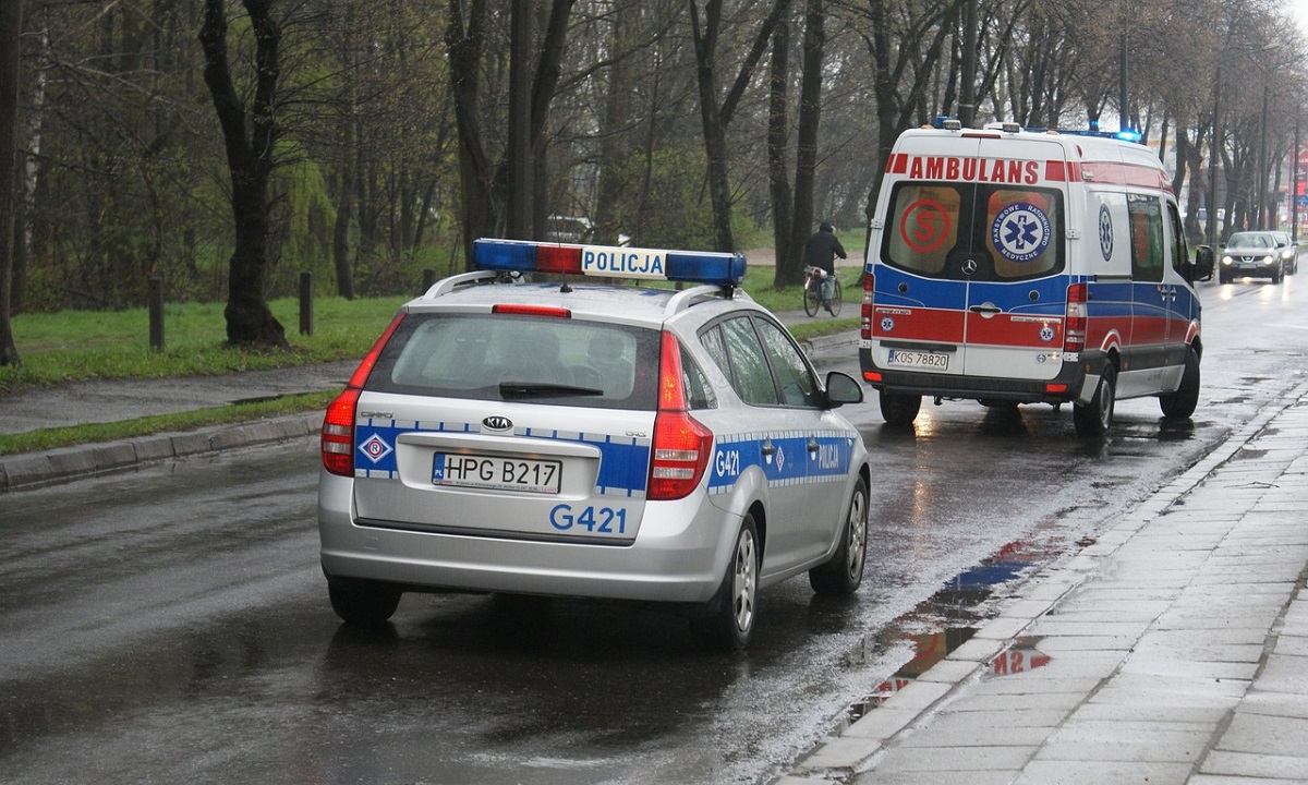 Tylko policjant postanowił sprawdzić, dlaczego na poboczu leży mężczyzna. Uratował mu życie