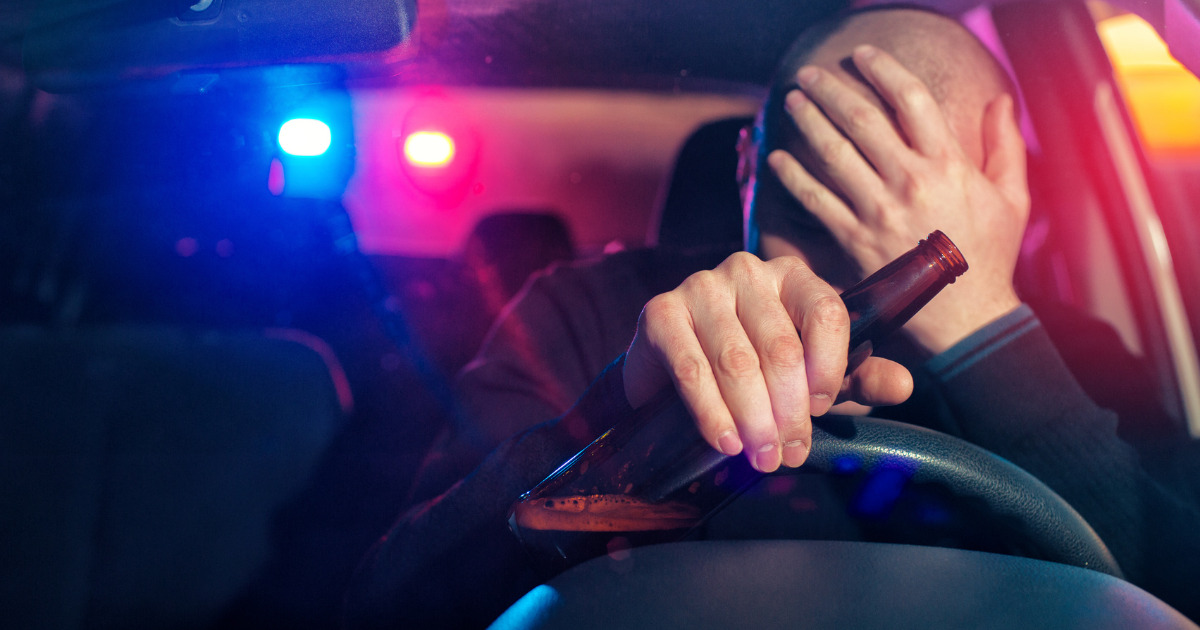 Psychiatra wyjaśnia, dlaczego ludzie po spożyciu alkoholu wsiadają za kierownicę. Są 2 powody