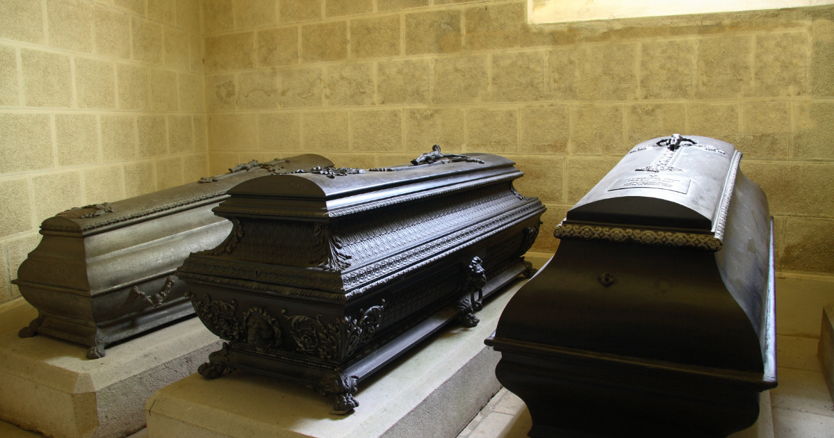 7 trików zakładów pogrzebowych, które stosują na nas by więcej zarobić