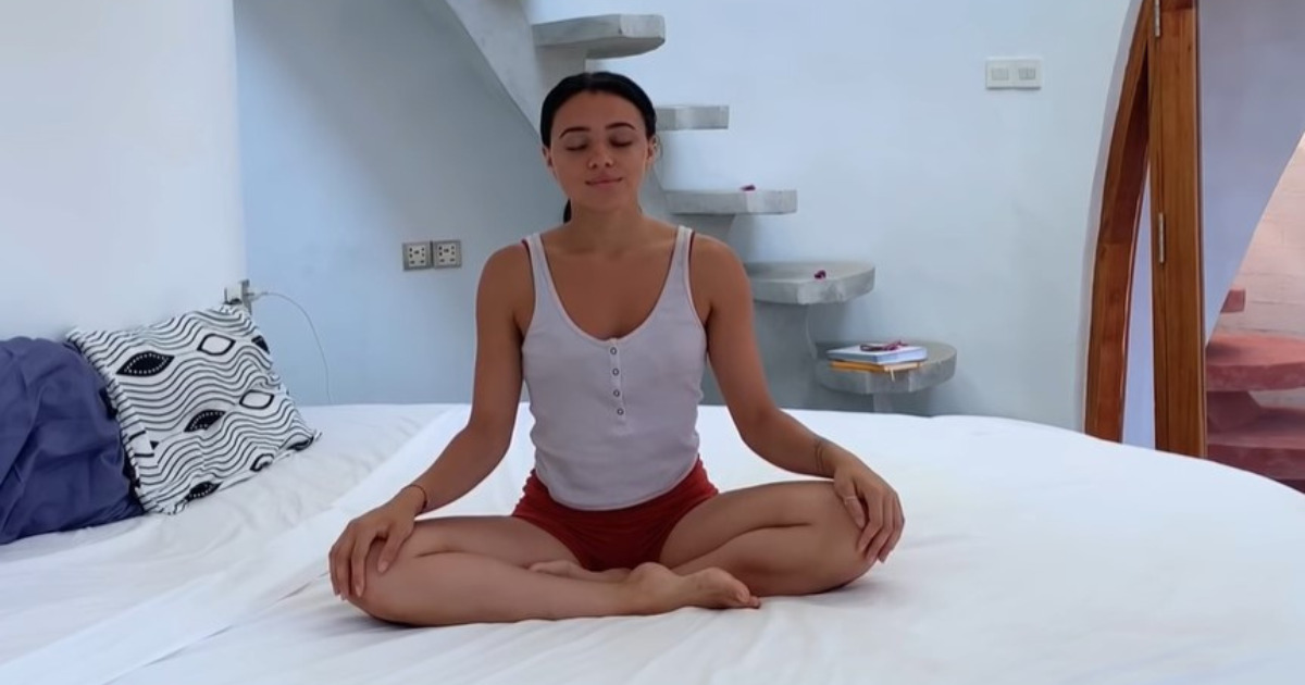 10 prostych ćwiczeń, które poprawią jakość Twojego snu. Możesz wykonać je w łóżku