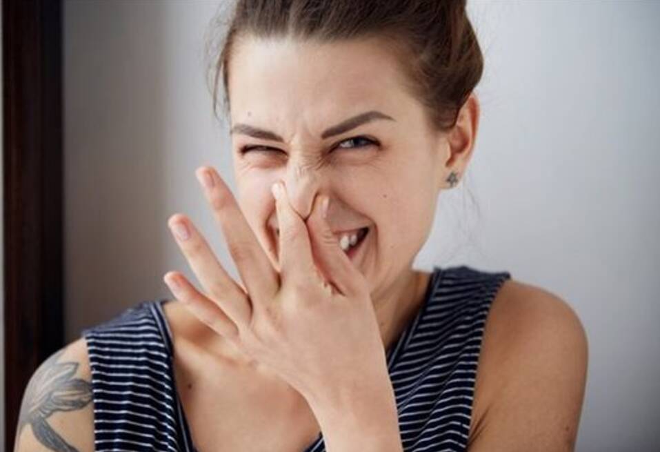 5 nieprzyjemnych zapachów wydobywających się z ciała, które świadczą o chorobach