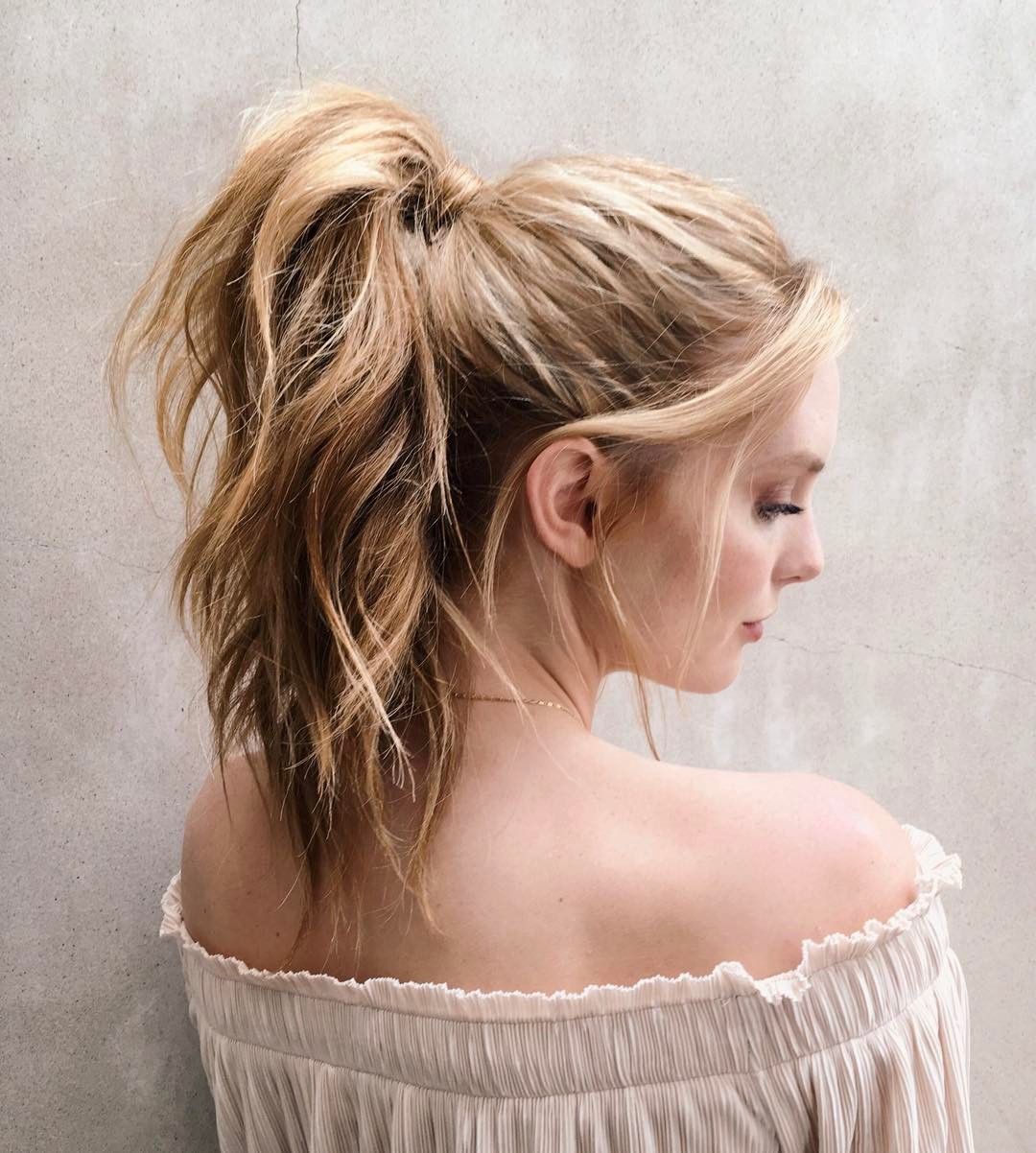 7 przyczyn gwałtownie przetłuszczających się włosów. Jak uporać się z uporczywym problemem?