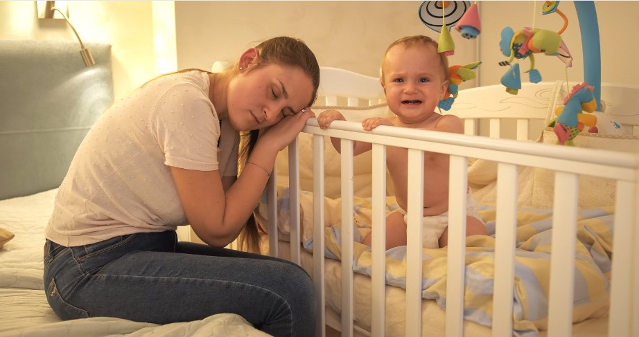 Nowe dane pokazują, ile snu tracą "świeżo upieczeni" rodzice i jakie są tego konsekwencje