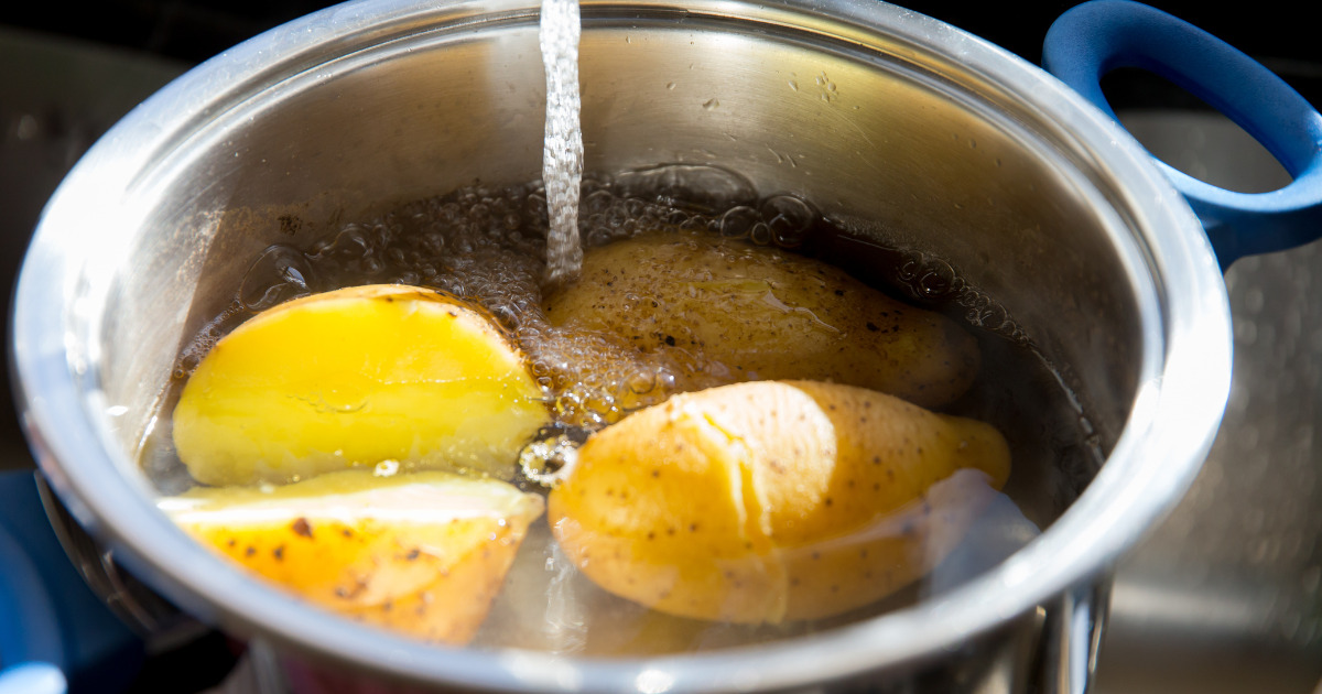 Wylewasz wodę po ugotowaniu ziemniaków? To duży błąd! Możesz ją praktycznie wykorzystać