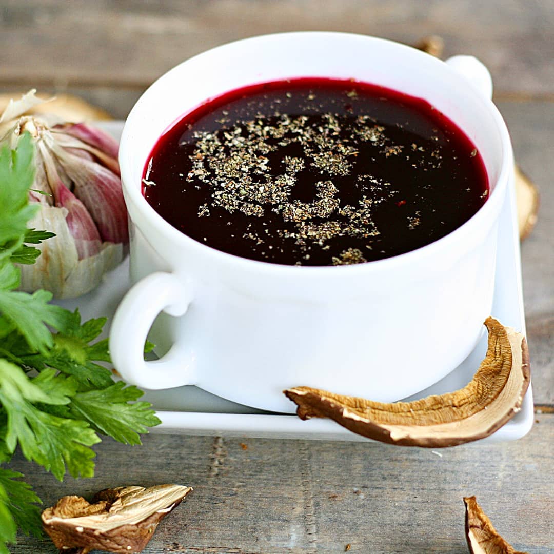 Barszcz czerwony na wigilijnym stole. Czy ta zupa jest zdrowa?