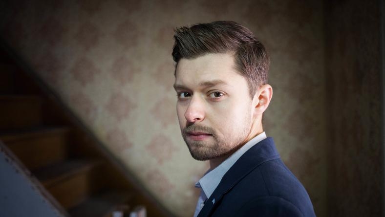 Jak czytać książki Remigiusza Mroza? Kolejność czytania książek autora