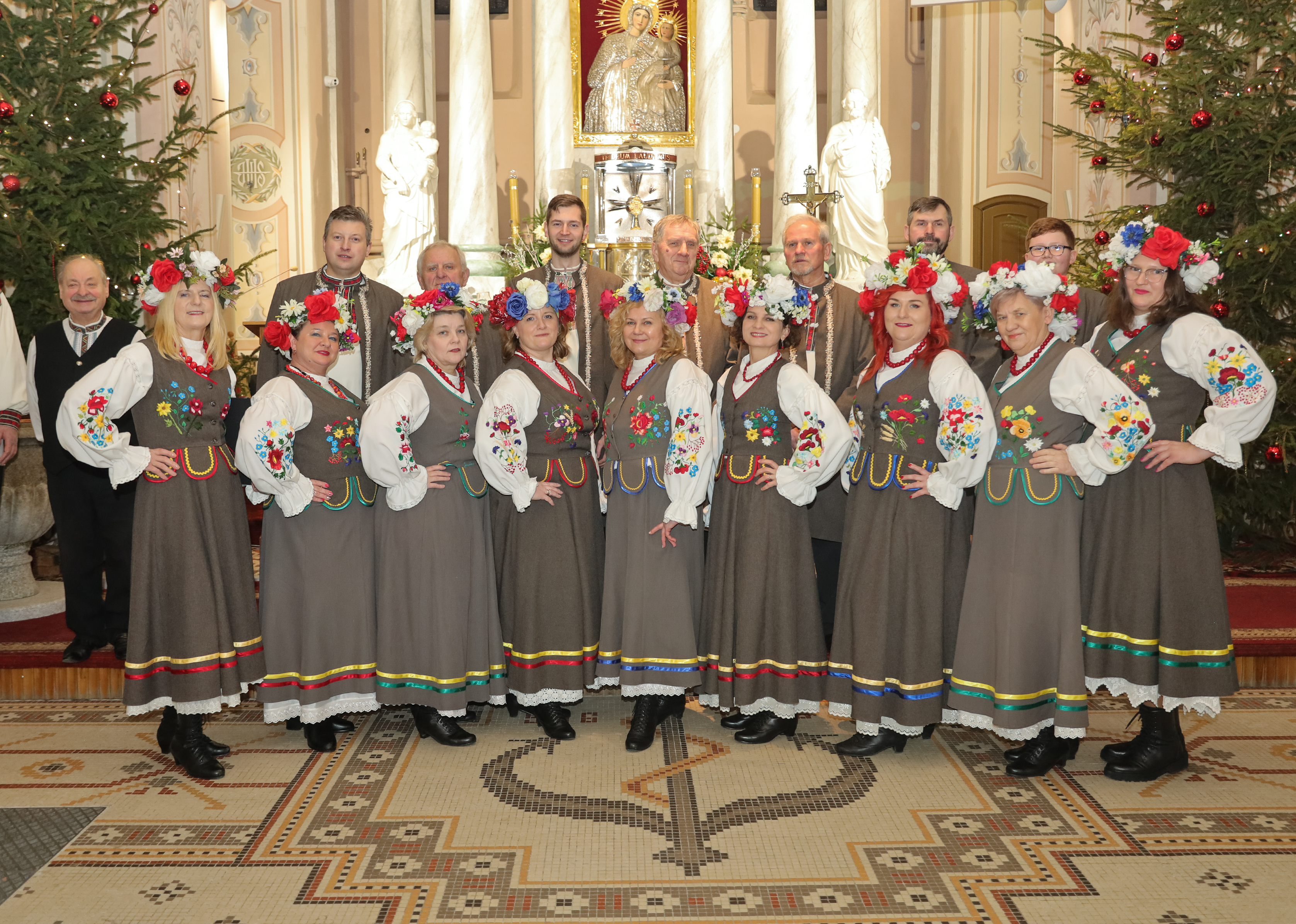 Chwalili Pana Boga kolędami i pastorałkami w 7. rocznicę powstania Powiatowego Zespołu Regionalnego "Jemioła".