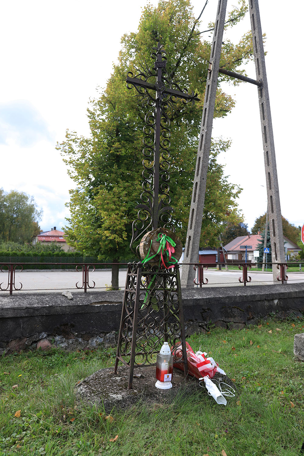 Postawili znicze na grobach poległych żołnierzy