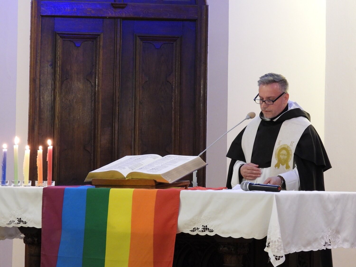 "Jezus jest zraniony wszelką nietolerancją i pogardą". Ekumeniczne nabożeństwo przeciw przemocy wobec osób LGBT+