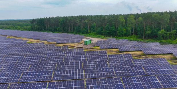 Diecezja płocka producentem energii. Powstała farma fotowoltaiczna