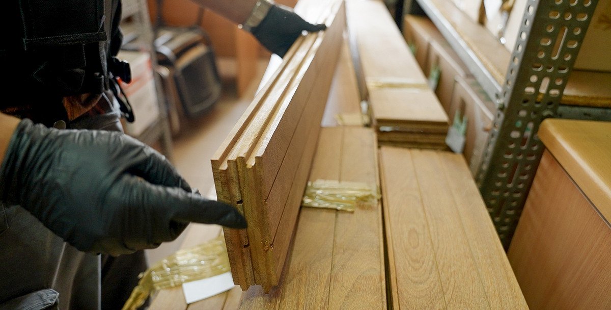 Kokaina warta 180 mln zł w deskach podłogowych z Ameryki Południowej. 46-latek z Mazowsza w rękach służb