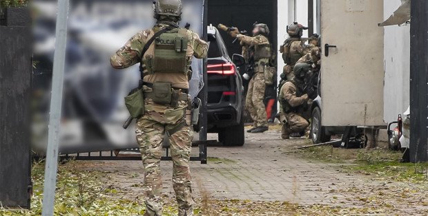 Dwóch zabójców zatrzymanych podczas nalotu służb na fabrykę nielegalnych papierosów