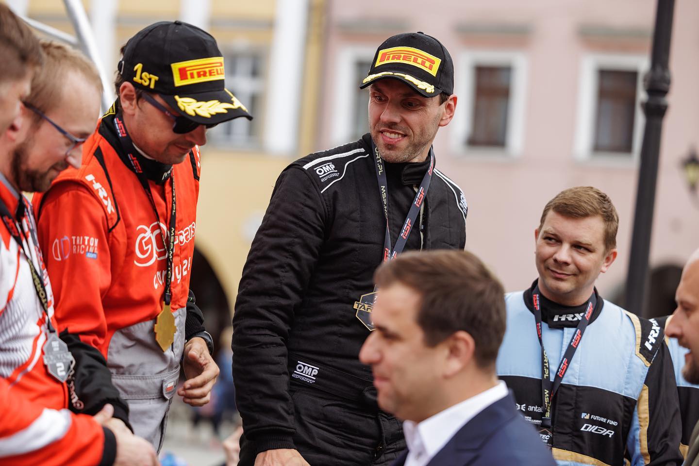 Michał Streer i Jakub Wróbel wsiadają do Renault Clio S1600