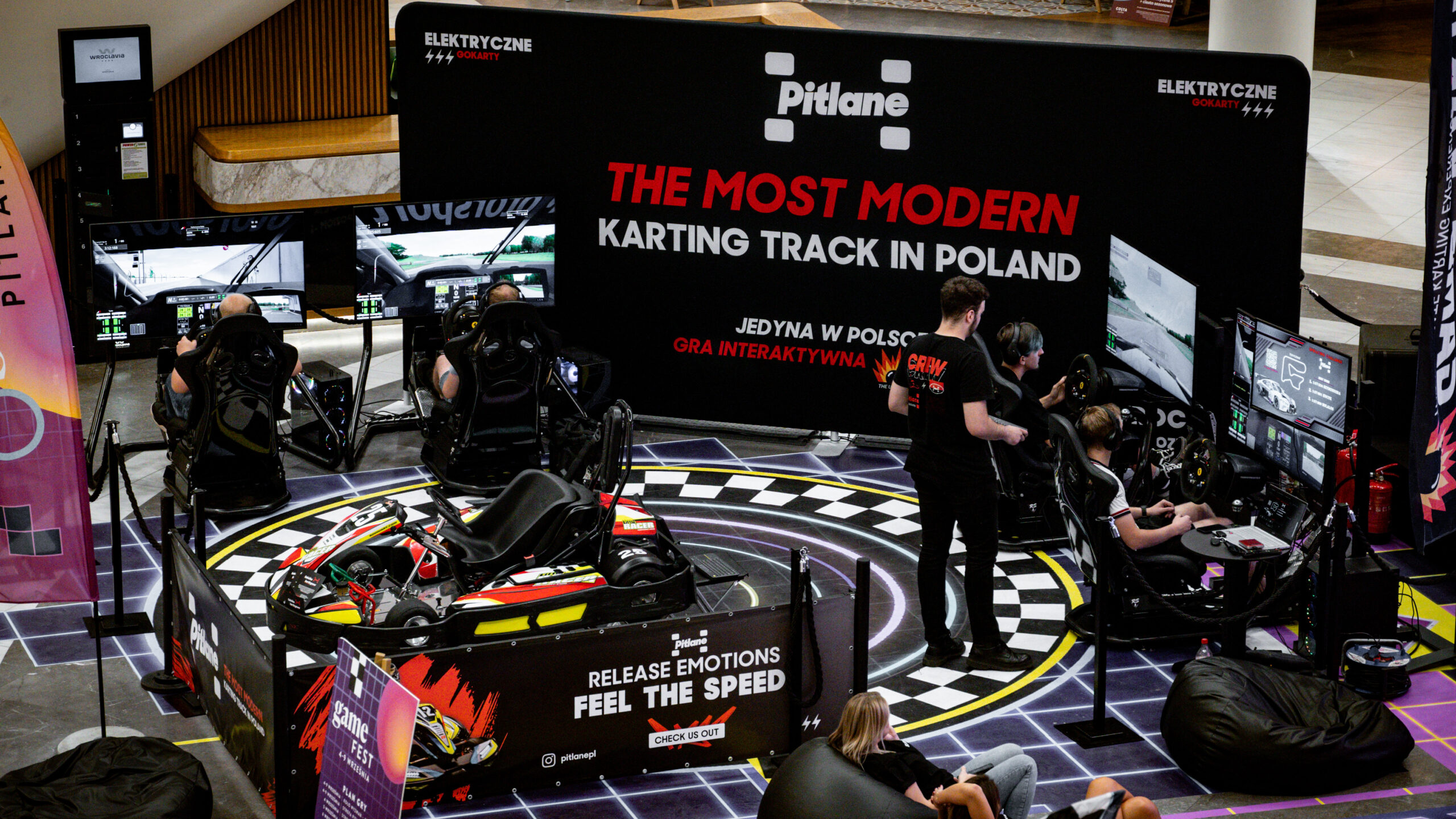 Simracing na wielkim ekranie dzięki ekipie Pitlane Esports