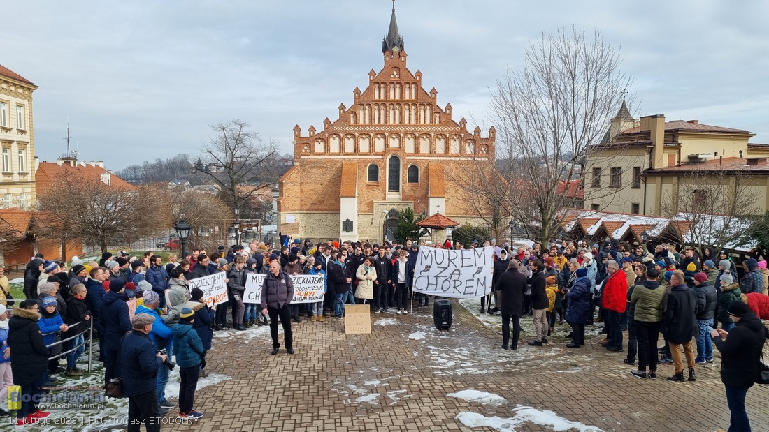 📸🎞 Tłum przed plebanią. Pikieta w obronie chóru PCSN – ZDJĘCIA, WIDEO