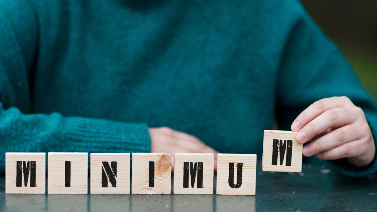 Zmiana wysokości minimalnego wynagrodzenia za pracę – czy wymaga zmian w treści umowy o pracę?