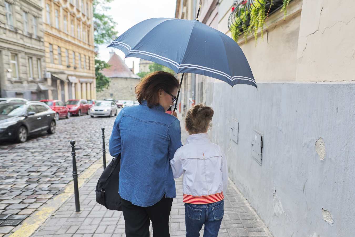 5 tys. zł mandatu za spacer z dzieckiem po chodniku? Jak interpretować art. 89. kodeksu wykroczeń?