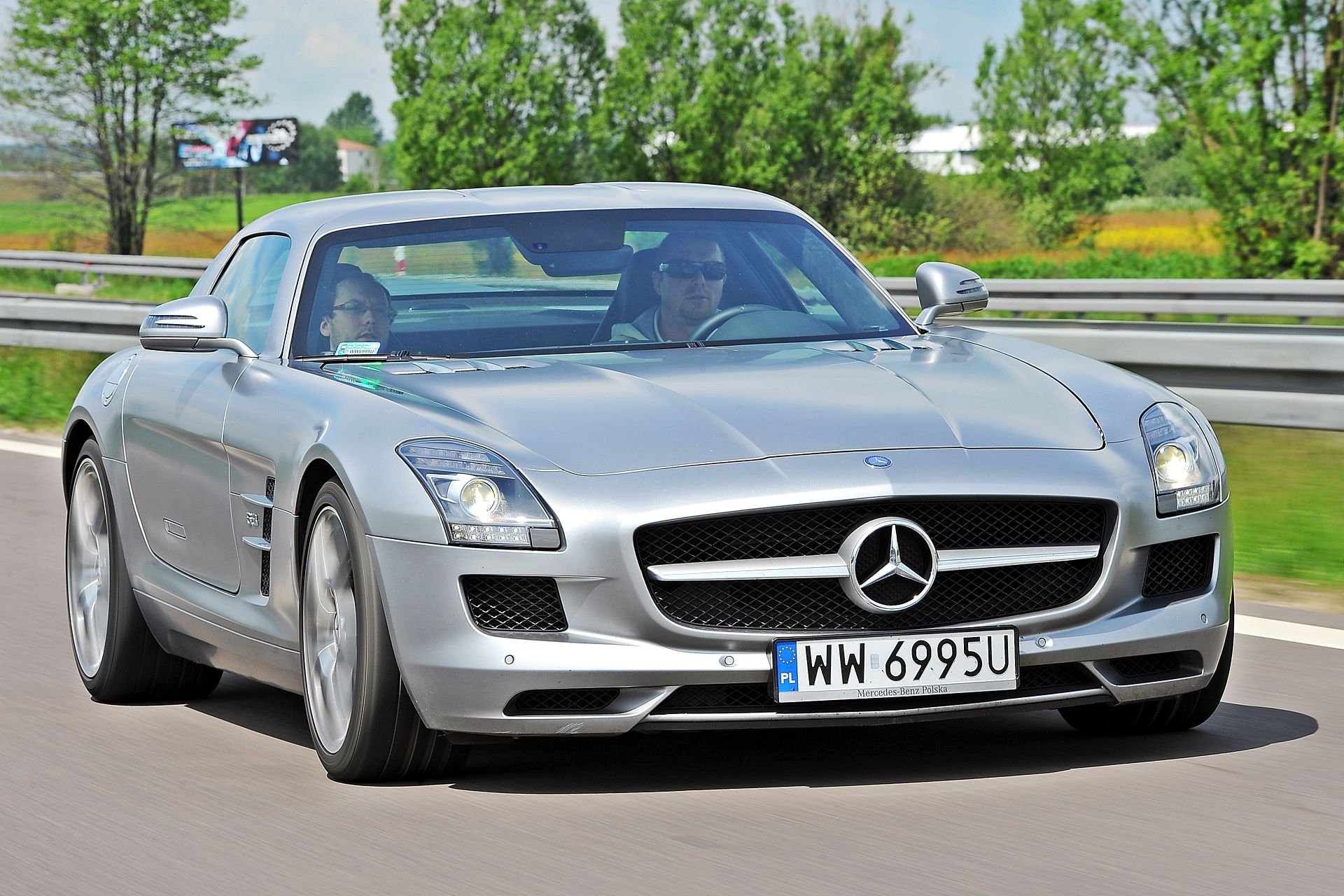 Mercedes SLS AMG. Ile dziś kosztuje spadkobierca Gullwinga?