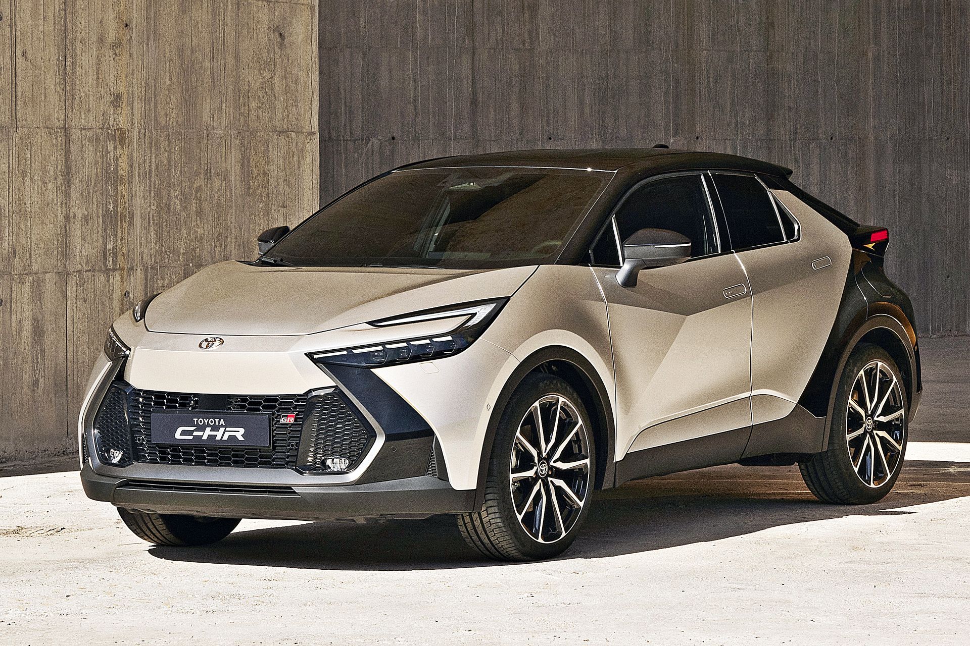 Toyota CHR (2024). Opis wersji i cennik MOTO