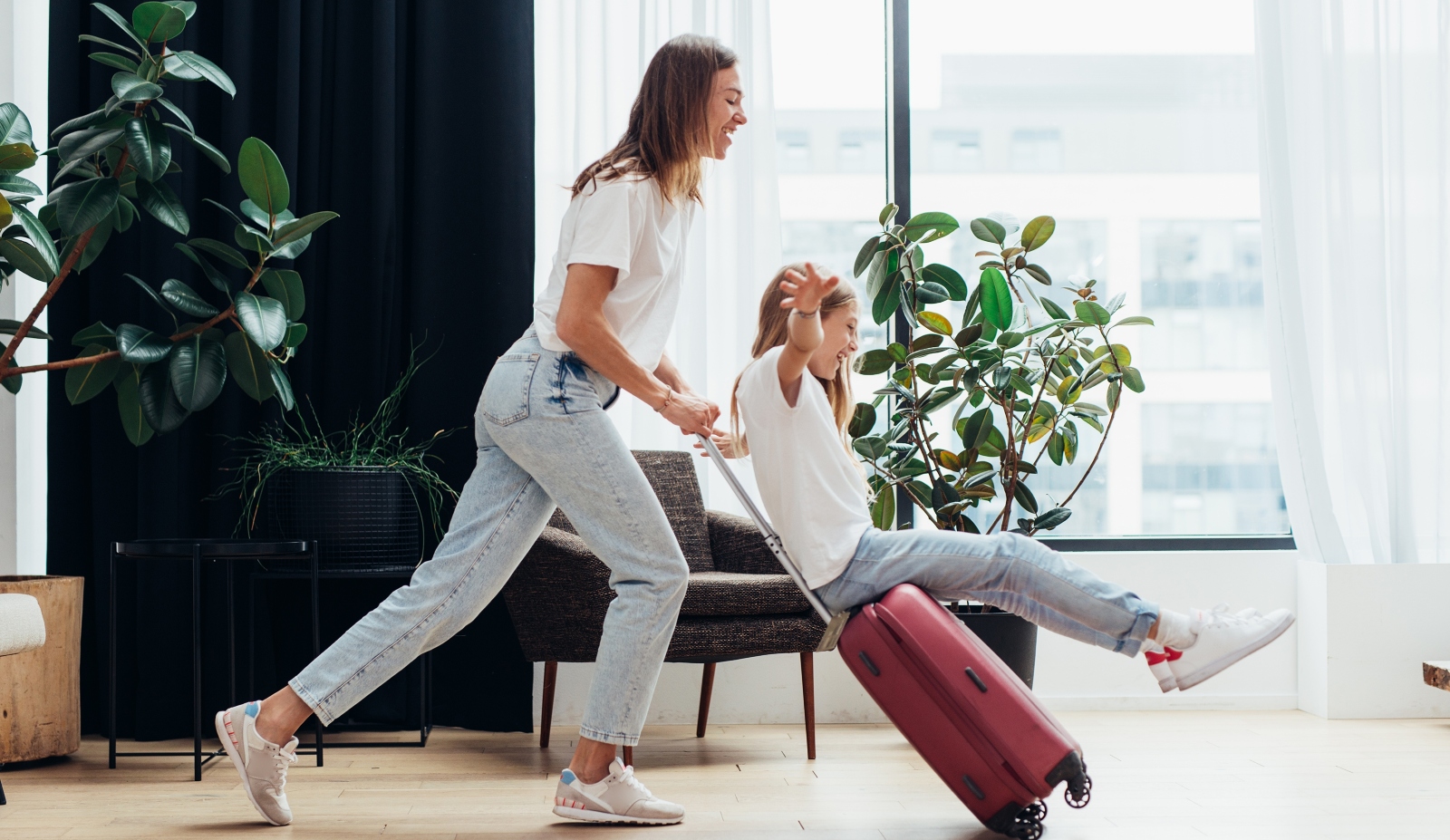 Bezpieczne okna, czyli jakie? Porady nie tylko na wakacje