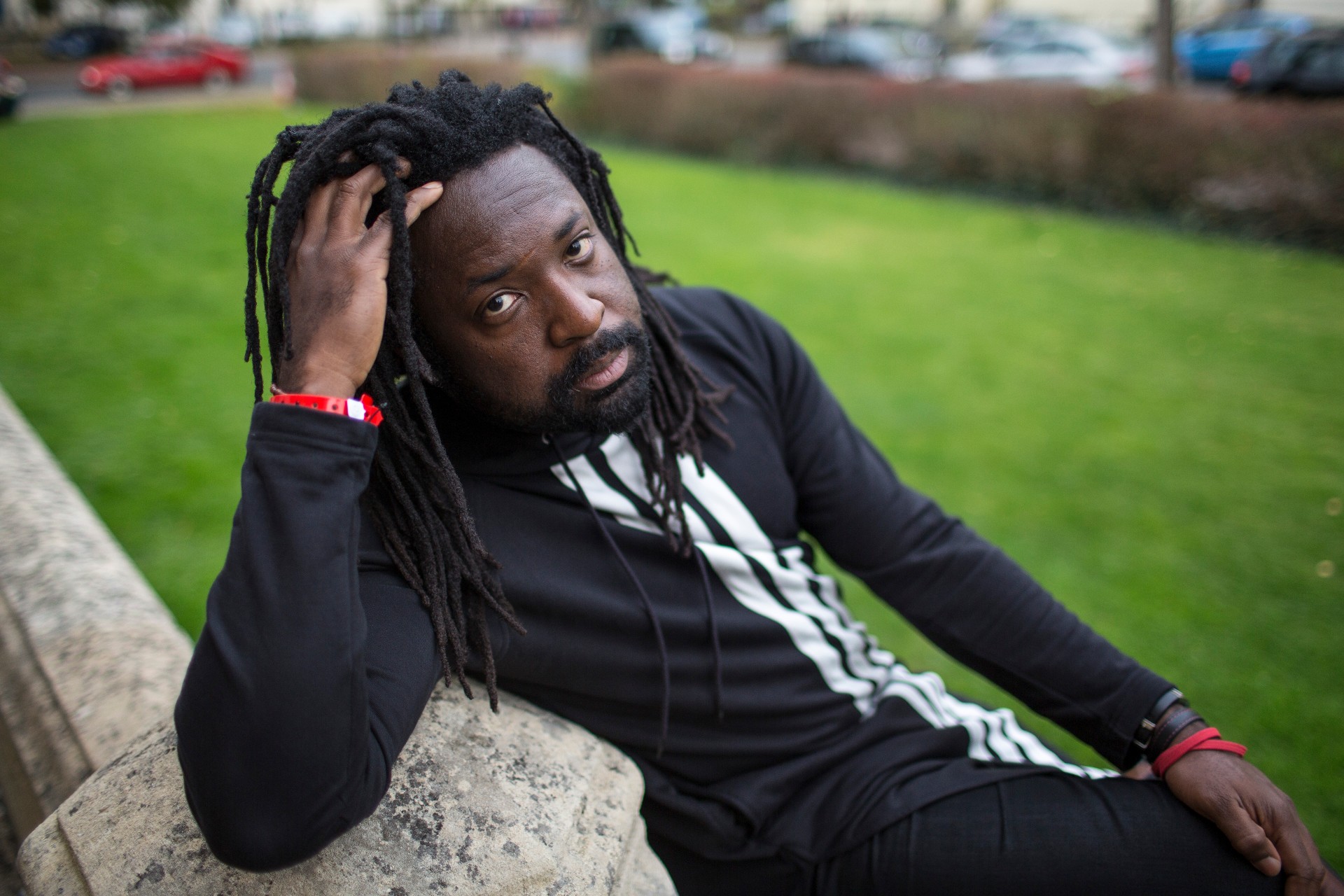 Marlon James i jego to epickie, queerowe fantasy oparte na afrykańskich mitach. 