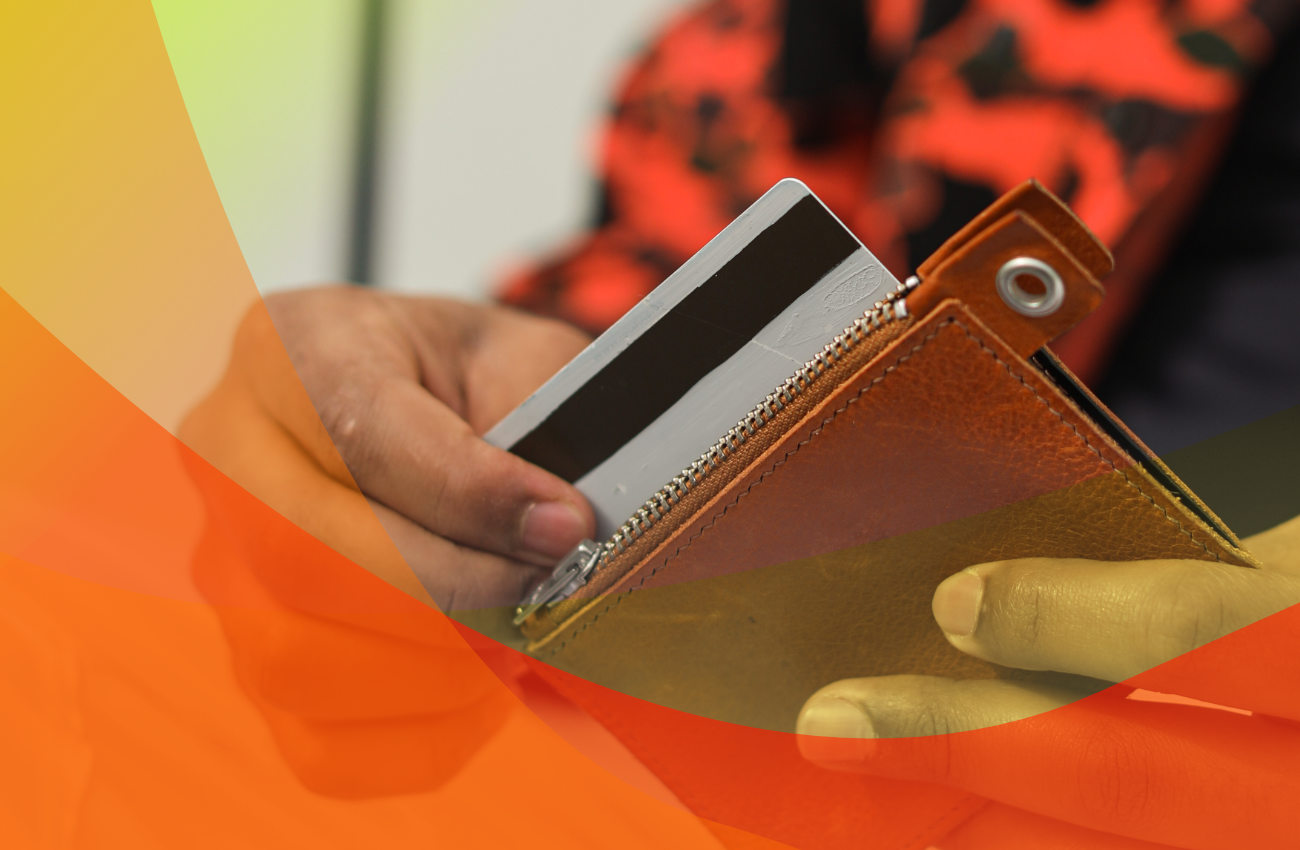 Prawie 75 proc. Polaków regularnie płaci bezgotówkowo